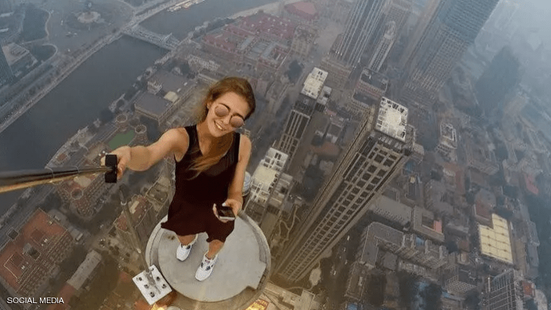 بالصور: مهووسو السيلفي.. كيف فعلوها في تلك الأماكن؟