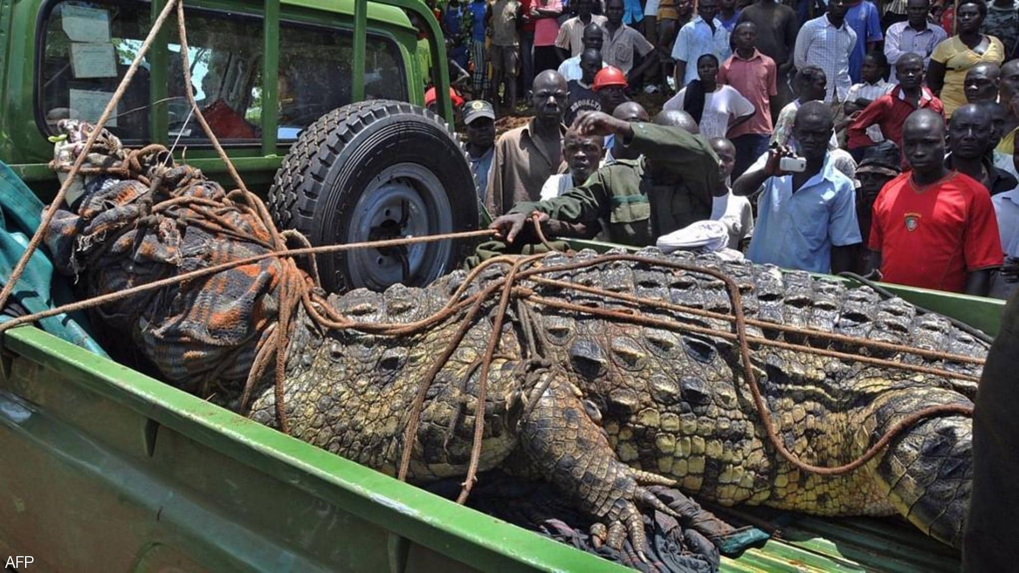 بعد 14 عاما من الرعب.. شاهد أهالي قرية يصطادون أسامة الخطير قاتل العشرات في أوغندا