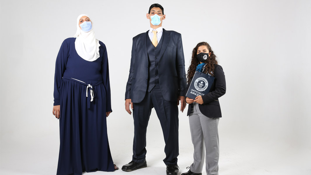 بالصور: عملاقان مصريان يحصدان حزمة من الأرقام القياسية العالمية