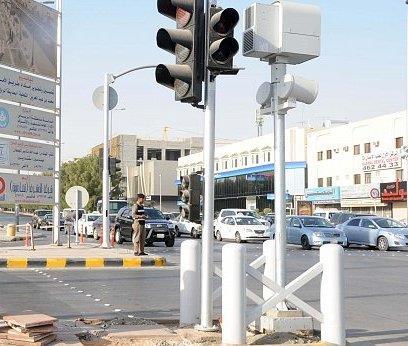 المرور يوضح مجدداً ضوابط الالتفاف لليمين عند الإشارة الحمراء