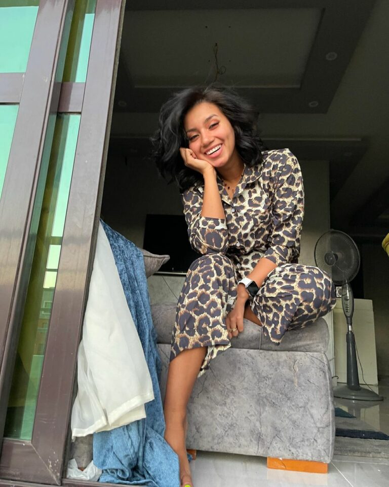 بالصور: فتاة مصرية تعلن زواجها من كلب