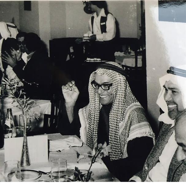 صورة لموظف بـ أرامكو يتناول القهوة العربية في الأربعينيات الميلادية.. وابنته تروي تفاصيلها