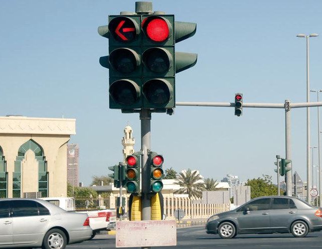 المرور يوضح ضوابط الالتفاف يمينًا والإشارة حمراء مع وجود مثلث