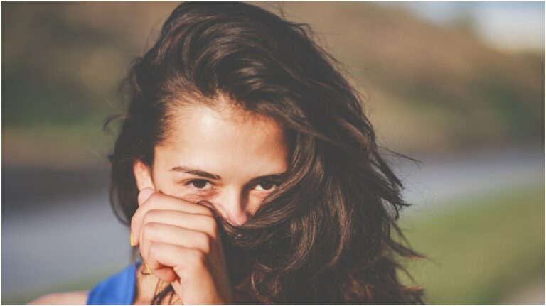 ما سبب رائحة الشعر المزعجة؟ وكيف تعالجين الأمر؟