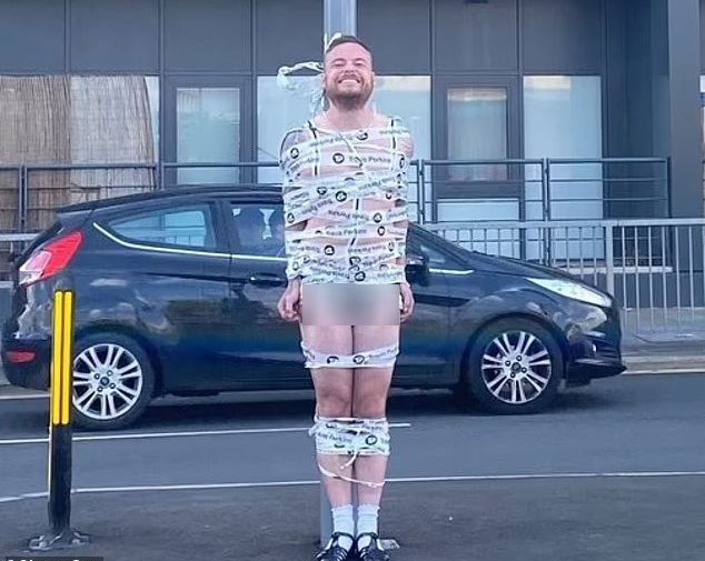 منظر غريب .. شاهد: عريس مقيد بشريط لاصق في عامود إنارة وسط شارع عام