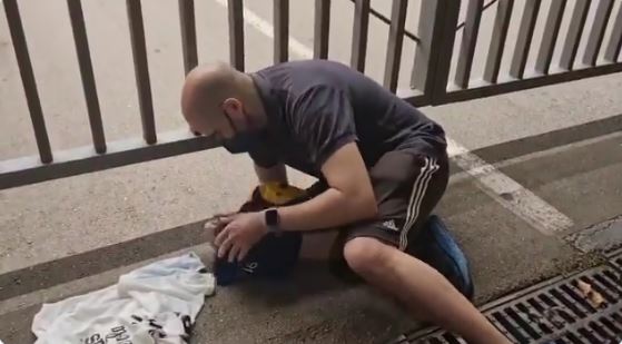 شاهد ردة فعل مشجع برشلوني بعد إعلان رحيل ميسي