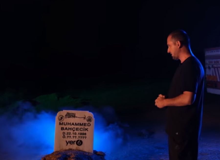 عاش لحظات الموت.. شاهد يوتيوبر يدفن نفسه داخل نعش في قبر تحت الأرض ليلًا