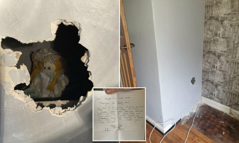 بالصور: على غرار أفلام الرعب.. دمية تهدد إنسانا