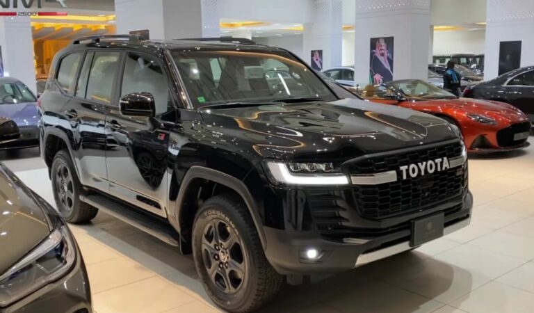 شاهد وصول أول لاندكروزر 2022 GR سبورت إلى السعودية.. والكشف عن مواصفاته وسعره الصادم