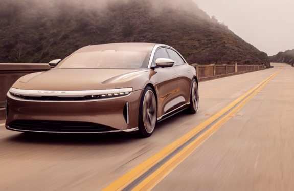 باستثمارات سعودية.. لوسيد تُزيح تسلا عن عرش السيارات الكهربائية