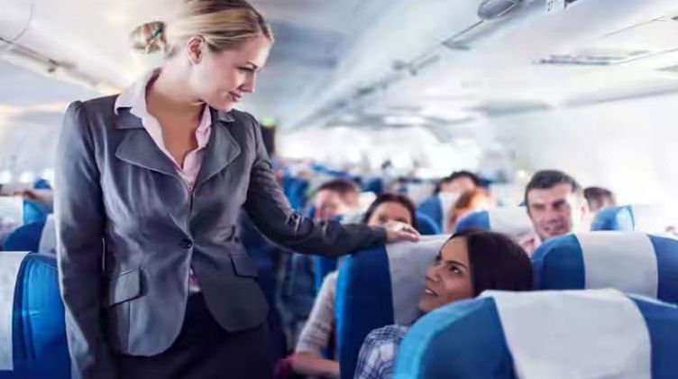 تجاهل قواعد السلامة يعرض حياة المسافرين للخطر.. مضيفة طيران تكشف لماذا لا يجب فتح سترة النجاة