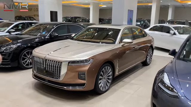 شاهد: وصول أفخم سيارة صينية إلى السعودية.. والكشف عن مواصفاتها وسعرها شامل الضريبة