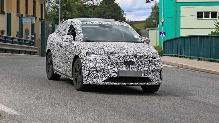 صور وفيديو.. سكودا تطلق سيارة كروس كهربائية بنسخة الكوبيه