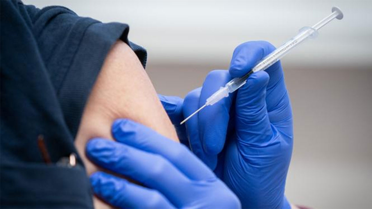 الجوازات تدعو 3 فئات من القادمين إلى المملكة لتسجيل اللقاحات إلكترونيًا