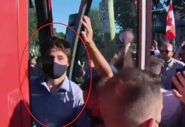 شاهد : محتجون يلقون رئيس وزراء كندا بالحجارة