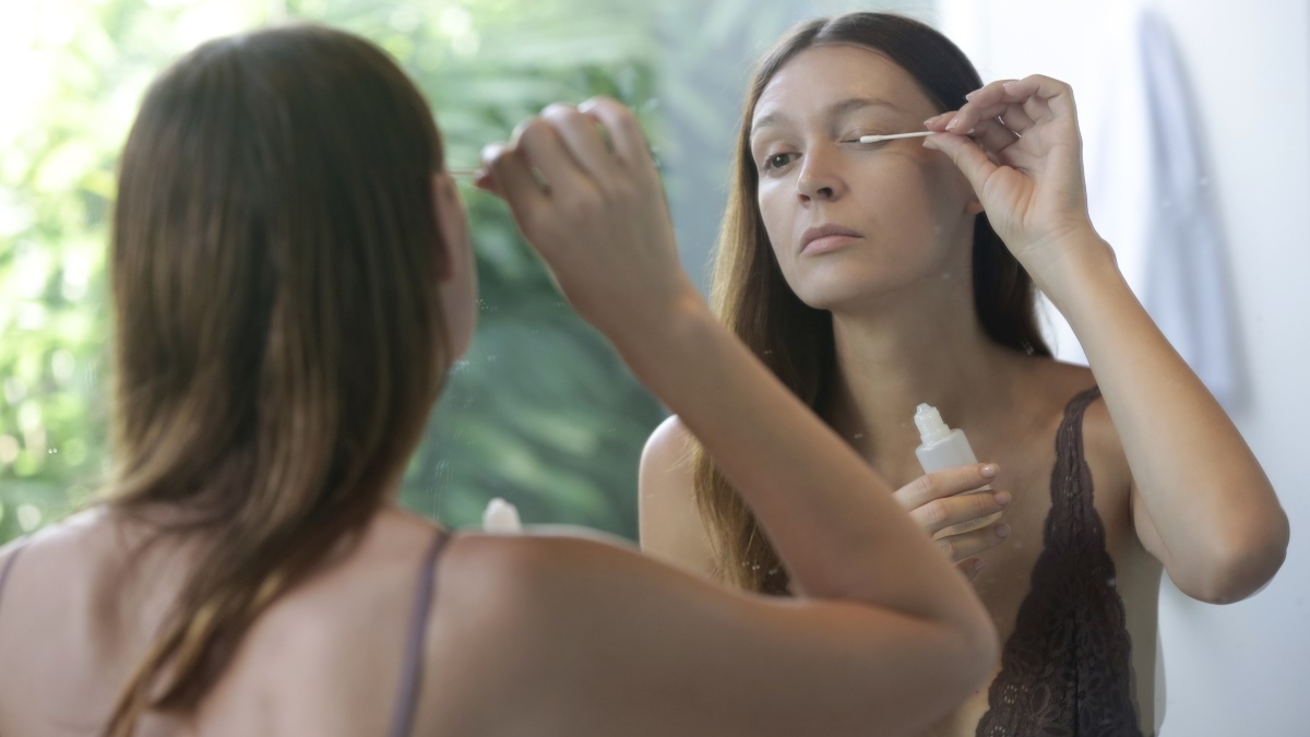 هل يساعد زيت الخروع فعلا على نمو الرموش؟