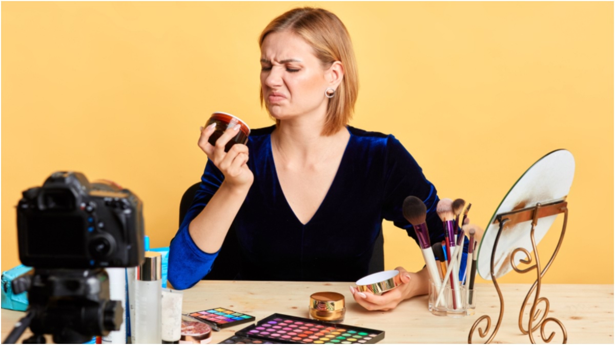 كيف تعرفين أن مكياجك صار منتهي الصلاحية؟