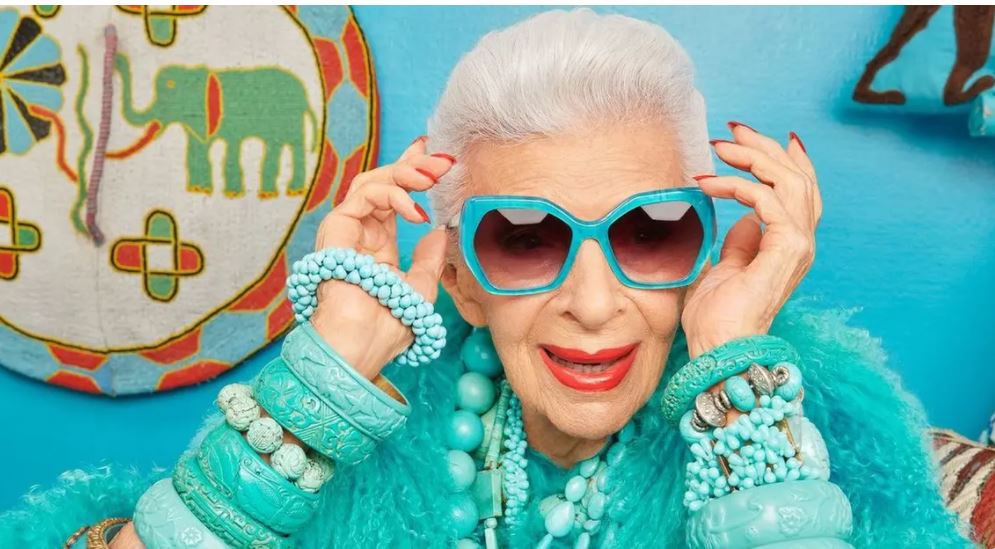 صور.. أيريس أبفيل تُطلق مجموعة من الأزياء في عيدها الـ 100