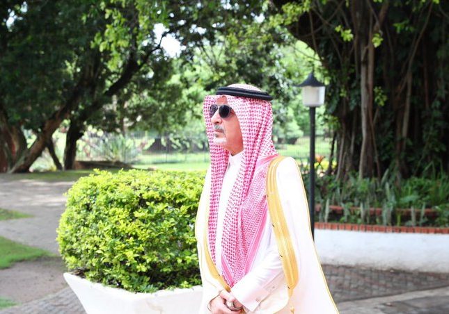 الوزير أحمد قطان يحتفل ببلوغه سن الـ 70.. ويكشف كيف قضى 50 عامًا خارج المملكة؟