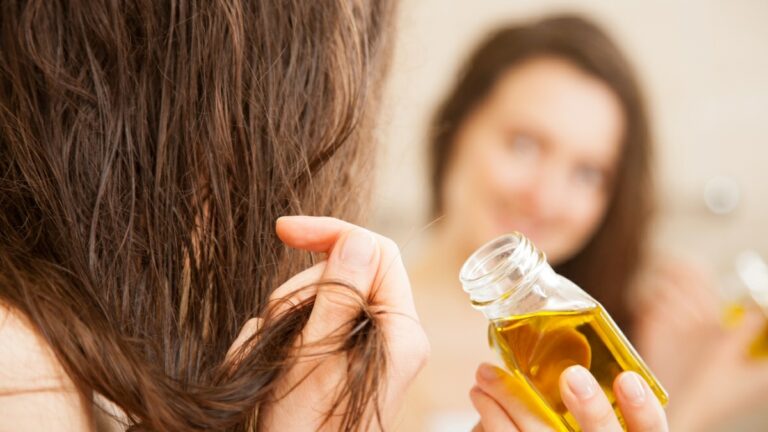 أنواع زيوت لا تضعيها على شعرك مطلقا.. هذا ما تفعله