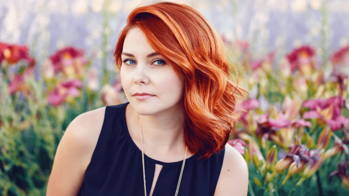 لا تخشي صبغ شعرك باللون الأحمر.. يضمن لك مظهرا متنوعا