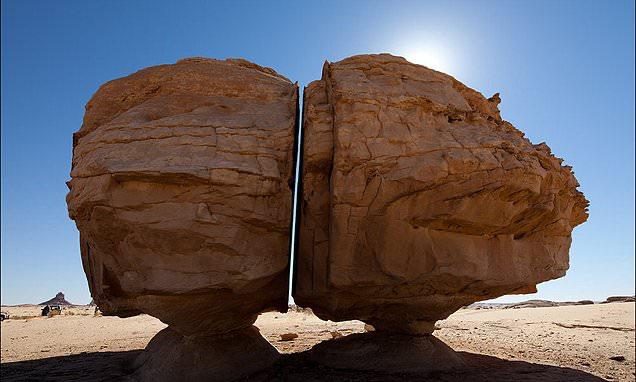 صخرة النصلة جنوب تيماء تحير العالم.. وديلي ميل تفترض 3 نظريات لانقسامها أبرزها الكائنات الفضائية