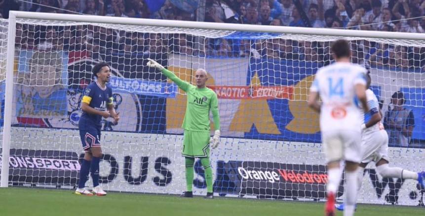 فيديو.. مشجع يقتحم مباراة باريس سان جيرمان ومارسيليا في الدوري الفرنسي