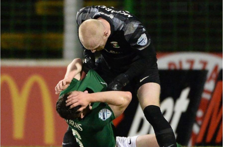 في حادثة فريدة لا تتكرر في ملاعب كرة القدم.. طرد حارس مرمى ضرب زميله