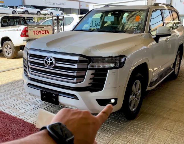 شاهد وصول سيارة لاند كروزر ديزل GXR 2022.. والكشف عن مواصفاتها وسعرها شامل الضريبة