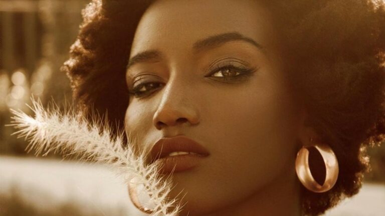 بالصور: عبير سندر تكشف سر البقع البيضاء على يدها