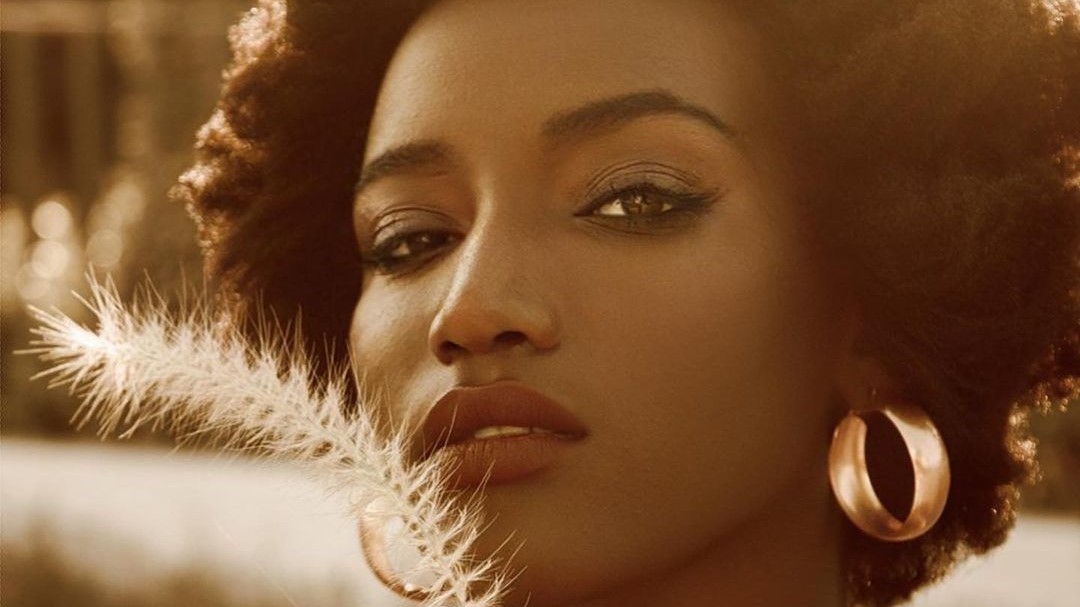 بالصور: عبير سندر تكشف سر البقع البيضاء على يدها