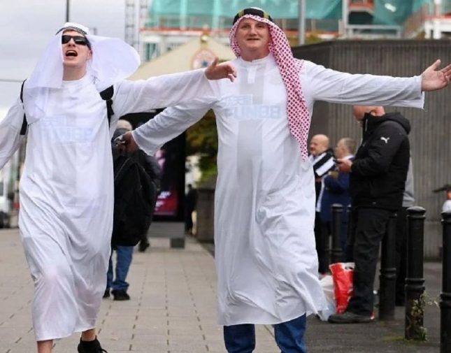 بعد أن حظرها سابقًا.. نيوكاسل يعلن عن قرار جديد بشأن ارتداء جماهيره الغترة والشماغ