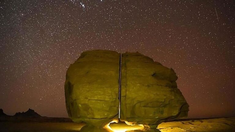 لم تقسم نصفين بالليزر.. سر صخرة عجيبة في السعودية