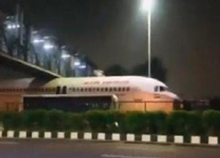 حادث غريب.. شاهد: طائرة تعلق أسفل جسر مشاة تثير الجدل