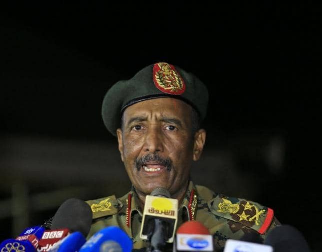 ما هي المواد التي أعلن البرهان تعطيلها في الوثيقة الدستورية؟