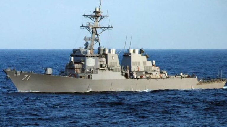 موسكو تعبر عن غضبها بعد اعتراض مدمرة أميركية انتهكت مياهها الإقليمية