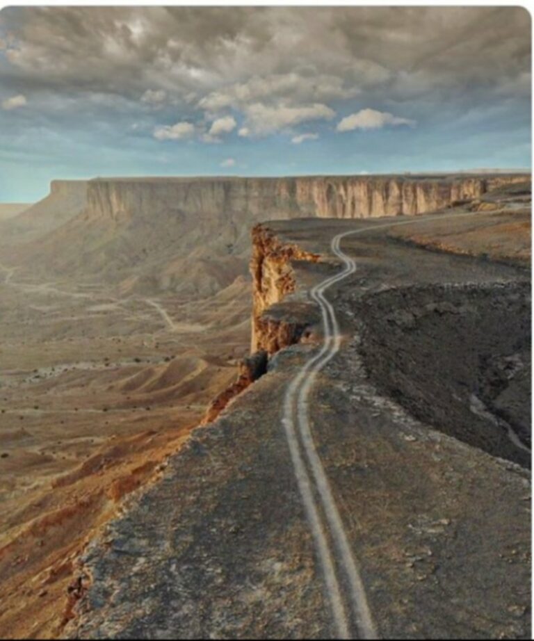 وفاة ٤ أشخاص وإصابة ٥ آخرين إثر سقوط مركبتهم من نهاية العالم بجبال طويق