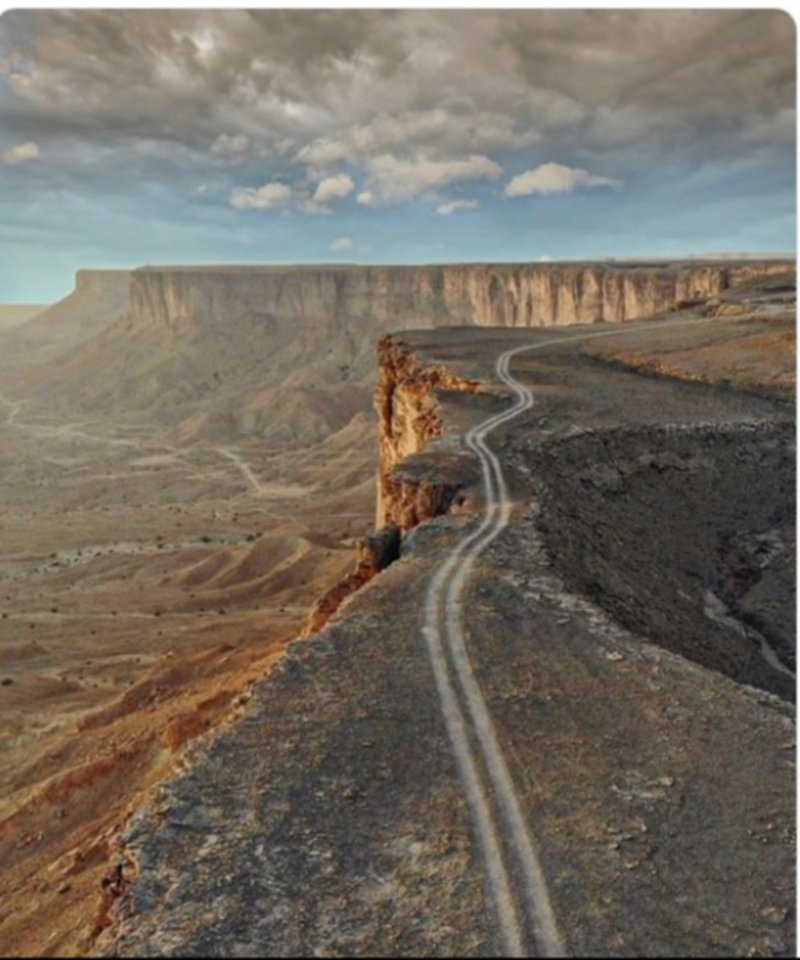 وفاة ٤ أشخاص وإصابة ٥ آخرين إثر سقوط مركبتهم من نهاية العالم بجبال طويق