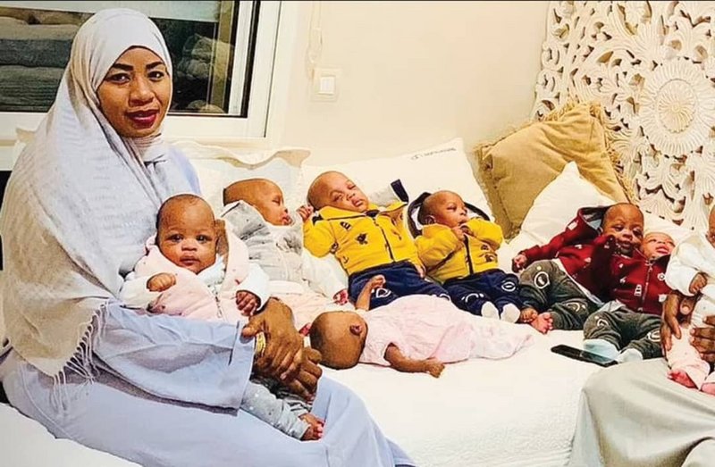 أول صورة لمحطمة أكبر رقم لإنجاب التوائم وأطفالها الـ9.. بماذا تشعر؟
