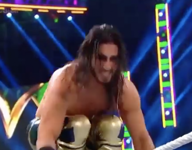 شاهد.. لحظة فوز المصارع منصور الشهيل في WWE كراون جول على خصمه الأمريكي