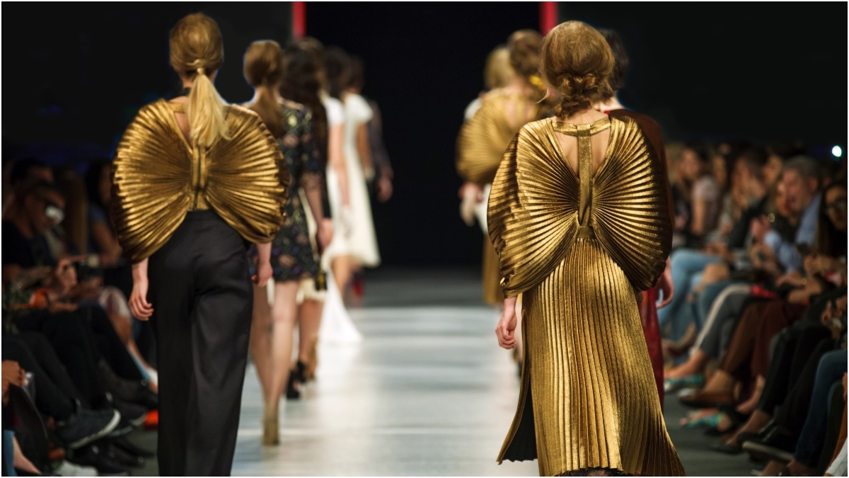 نشطاء مناخ يقتحمون عرض أزياء لويس فيتون في باريس -فيديو