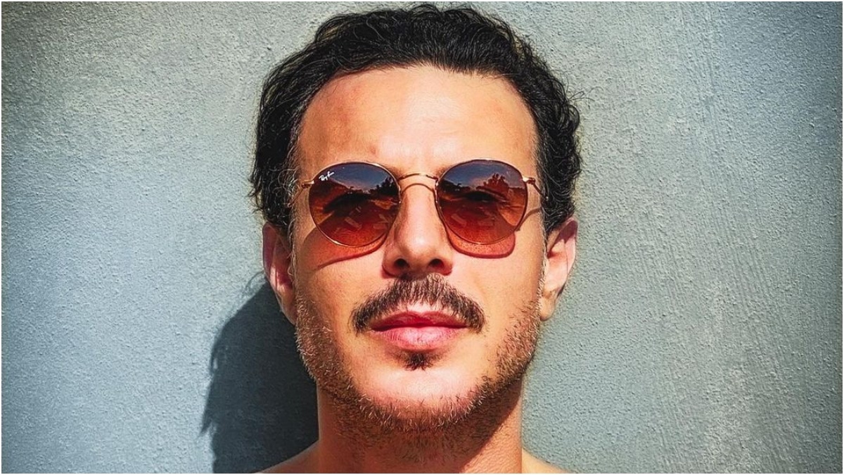 ابنة باسل خياط تضع مساحيق التجميل لوالدها.. فهكذا أصبح شكله