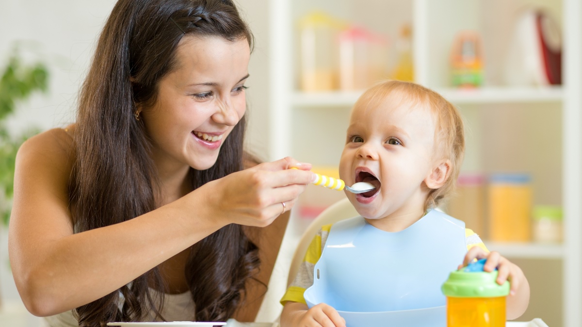 طعام الأطفال المعلب أم المصنوع في المنزل.. أيهما أفضل؟