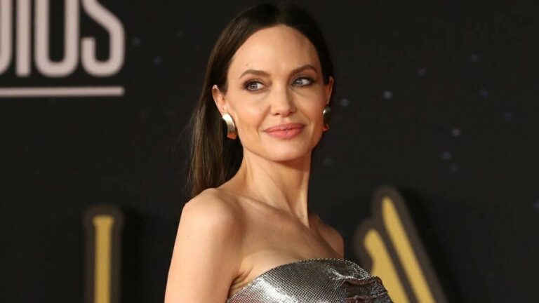 أنجلينا جولي بفستان يظهر رشاقتها من فيرساتشي.. وتظهر مع ابنتيها