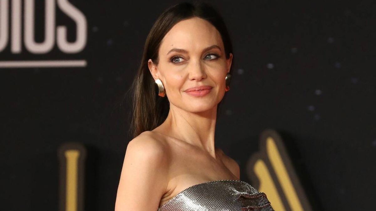 أنجلينا جولي بفستان يظهر رشاقتها من فيرساتشي.. وتظهر مع ابنتيها