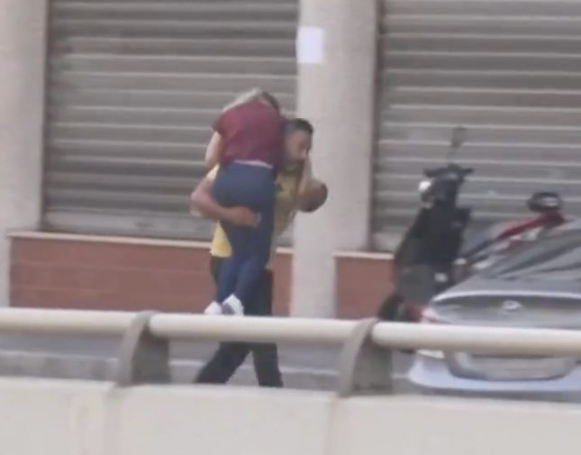 وسط وابل من الرصاص .. شاهد: مقاطع جديدة لإجلاء مواطنين بمواقع الاشتباكات في بيروت