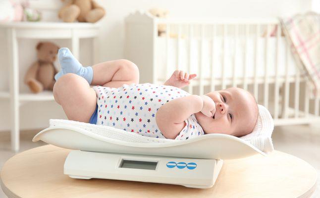 دراسات تكشف العلاقة بين النوم وزيادة الوزن لدى الأطفال حديثي الولادة