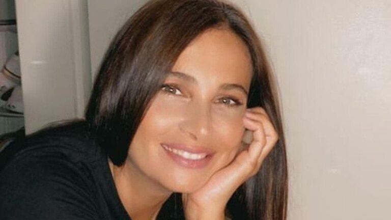 فرح بسيسو تظهر بتجاعيد وجهها وتبهر الجمهور بجمالها