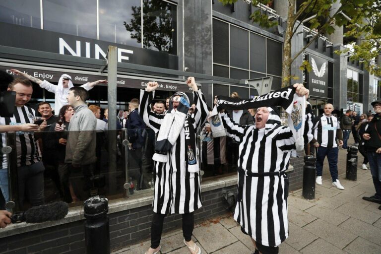 تحرك بشأن ارتداء مشجعي نيوكاسل مناشف الشاي بدلا من الشماغ السعودي أثناء المباريات