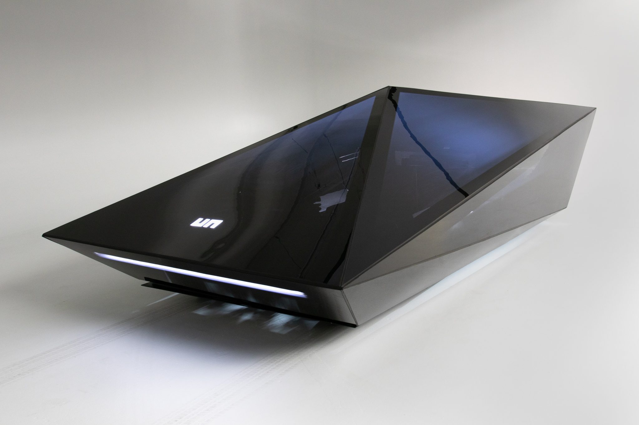 شاهد سيارة الشبح الغريبة… عندما تقود شيئا يذهل الجميع بلا نتيجة